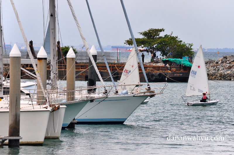perlombaan dinghies di anatar kapal parkir