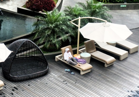 Ingin berjemur manja sambil bermain gadget bisa banget 