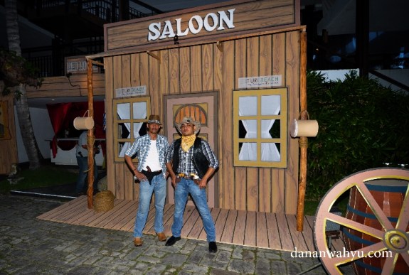 Berani dengan dua cowboy penjaga bar?