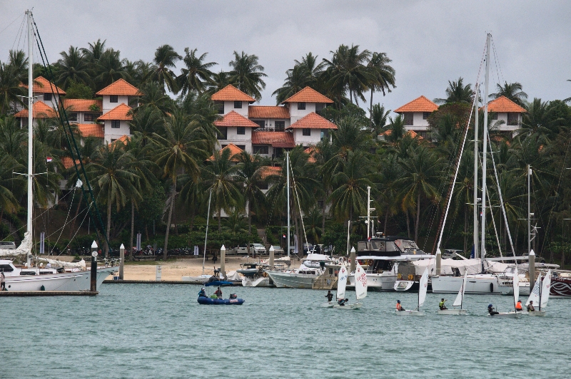 pertandingan dinghy di kawasan marina