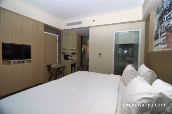 Ada jendela kaca antara kamar mandi dan kamar tidur 