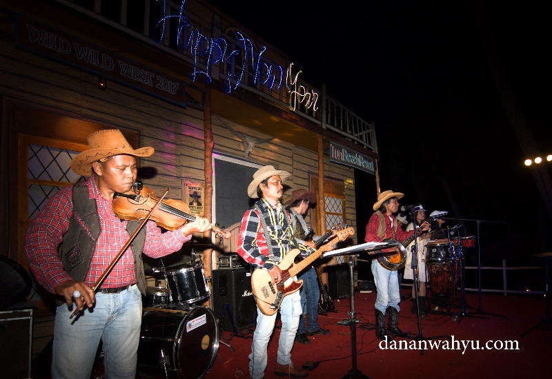 Java Blugrass Band menghibur tamu dengan musik country 