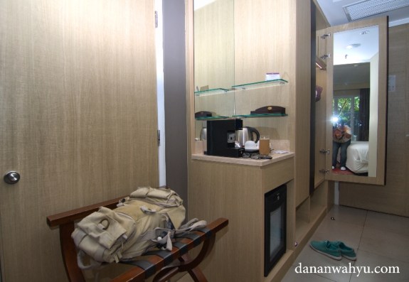 Abaikan penampakan bayangan di cermin 