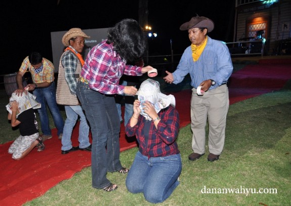 Membuat topi dengan kertas koran 