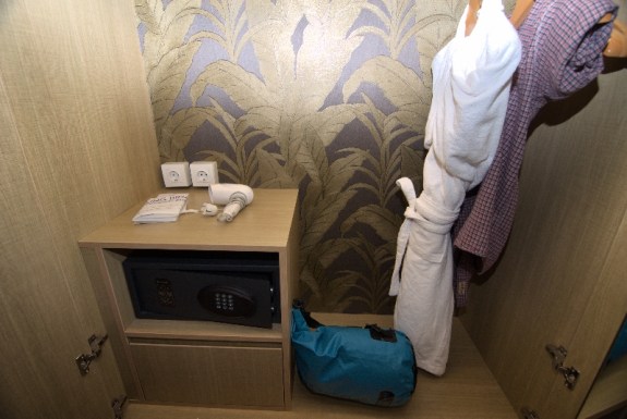 Di dalam lemari terdapat safe deposit, hair dryer, piyama mandi dan gantungan baju. 