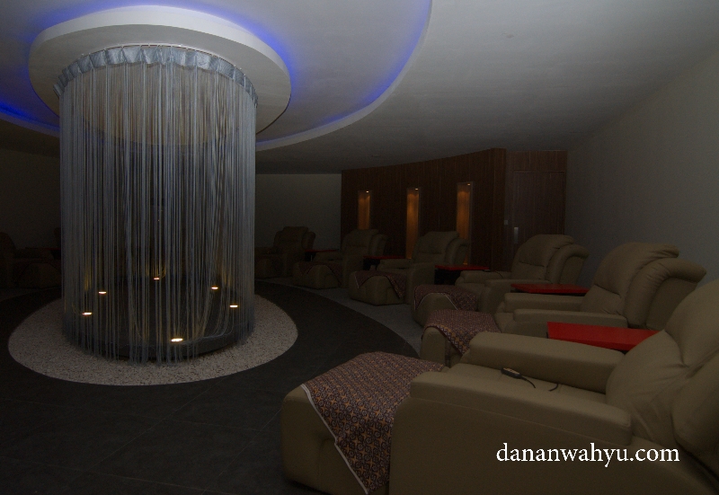 kursi di ruang refleksi melingkari hall besar 