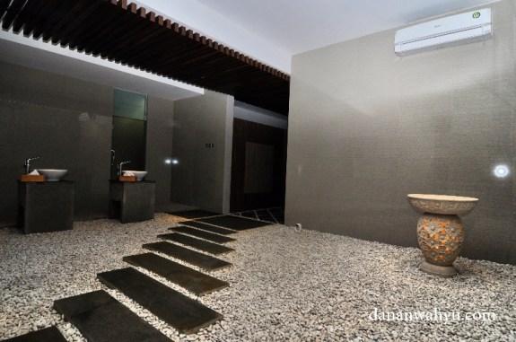 kamar mandi dan tempat berganti bagian bernuansa Jepang klasik 