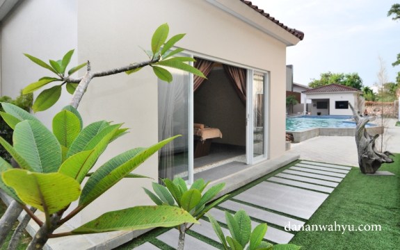 Taman-taman kecil di sisi Villa 