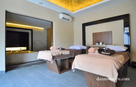 Dua ranjang tempat melakukan ritual pijat di Grand Villa 
