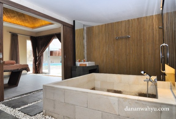 bathtube besar di Grand Villa 