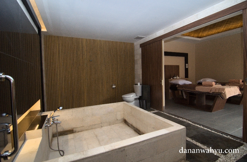 Ingin mandi bersama pasangan resmi , rasakan sensasi perawatan di Grand Villa