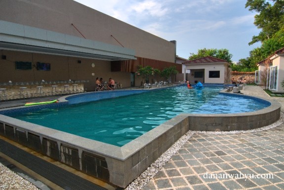 kolam renang Familia Spa untuk seluruh anggota keluarga 