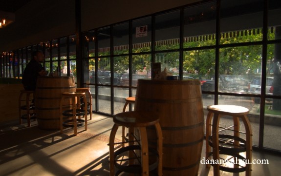 meja kursi unik di Woo- Ha Cafe & Bar 