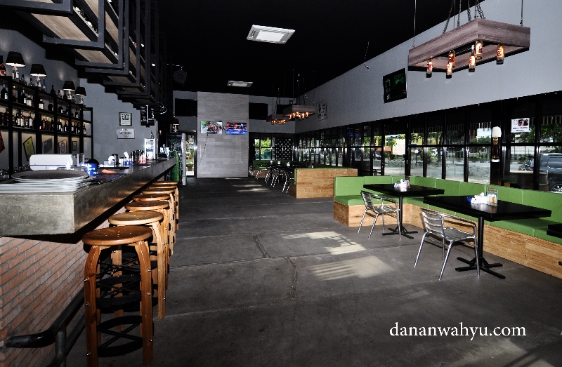 Bar dan Kafenya luas banget pas untuk laps dance ala Cowboy 