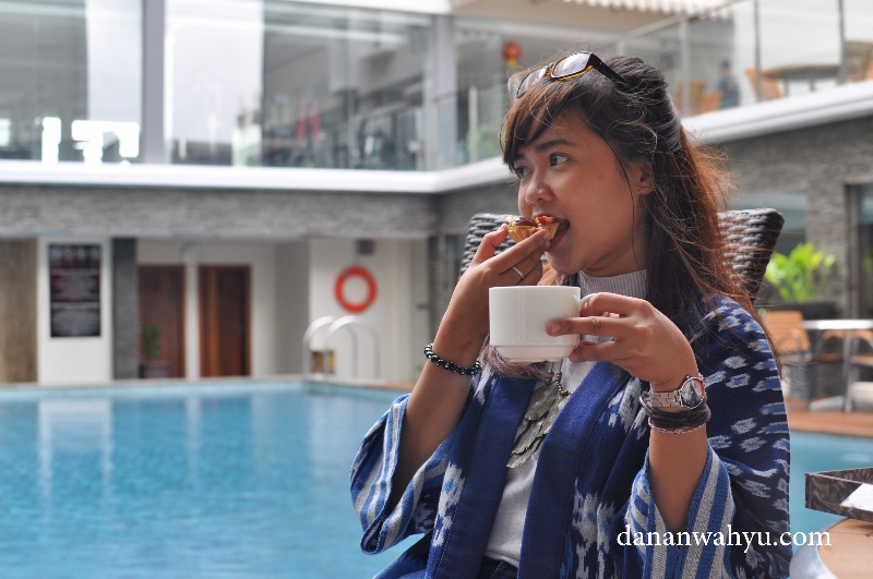 Gigitan pertama pie buah manis 