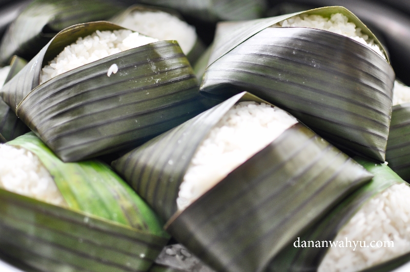 Nasi bungkus daun wanginya memang maknyus