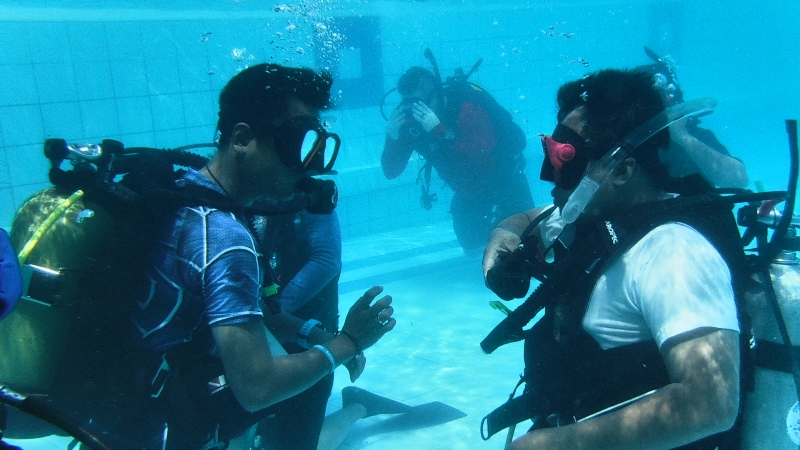 Mencoba memasang selang regulator yang terlepas 