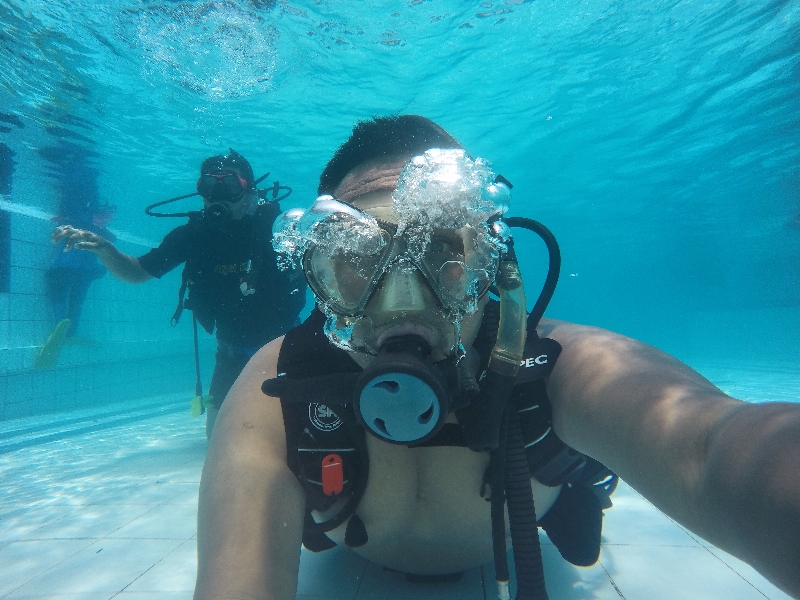 Selfie lagi biar makin esksis (abaikan belahan dada)