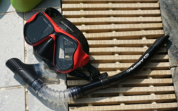 Masker peralatan scuba diving yang juga digunakan saat snorkeling