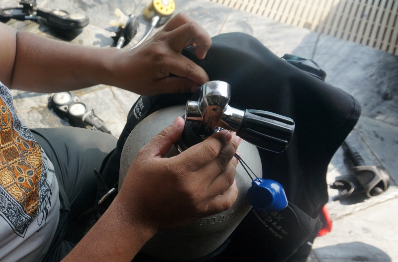 Memasang tabung udara ke BCD (Bouyancy Compensation Device )