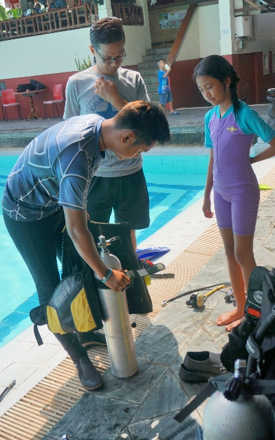 Anak-anak diperkenalkan dengan scuba diving