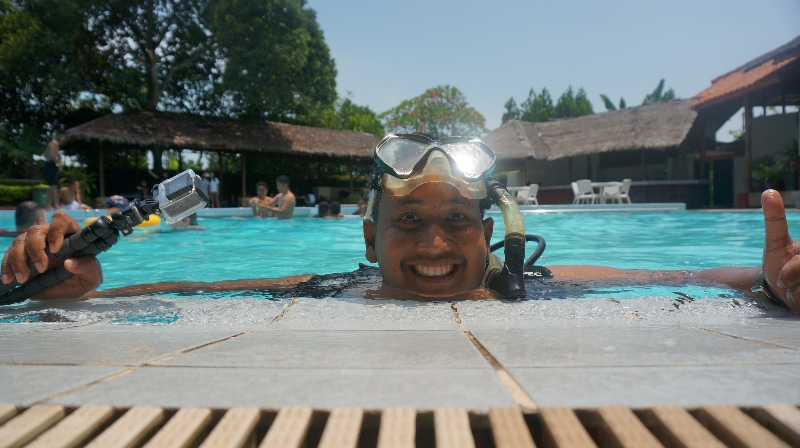 Biar nyaman di dalam air , selfie sebelum menyelam 