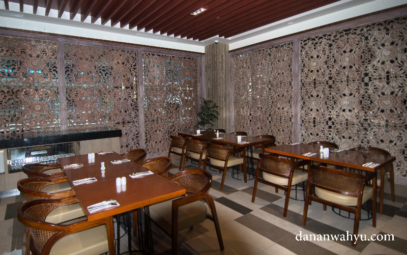 Motif Gorga Dalihan na Toru di partisi pemisah Andaliman Resto dan lobi 
