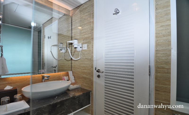 Kamar Mandi Deluxe Room di Best Western Premier Panbil Batam 