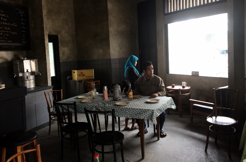 Penampakan bar dari dalam (diperankan oleh model bukan pemain film)