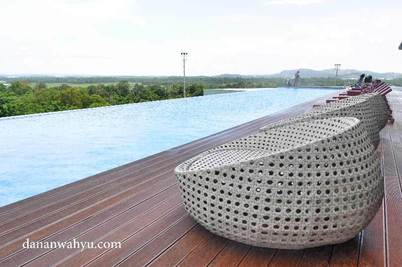 Untuk menikmati pemandangan seindah ini tak harus berenang 
