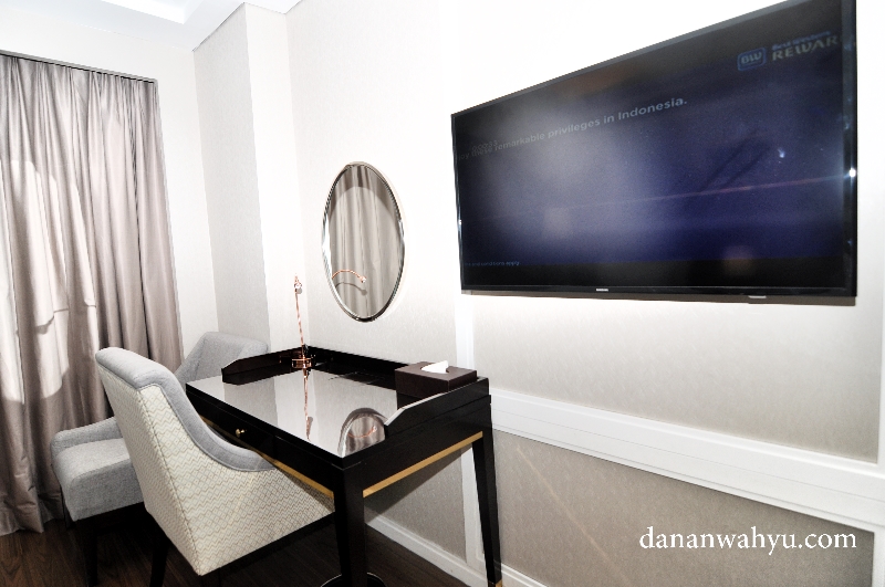 televisi layar datar besar di setiap kamar Best Western Premier Pambil 