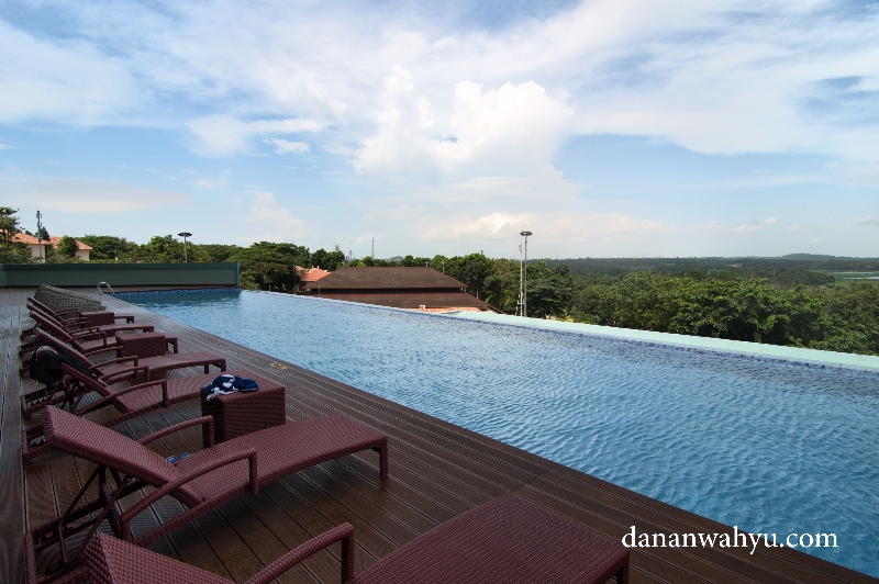 infinity pool dengan pemandangan danau buatan Duriangkang