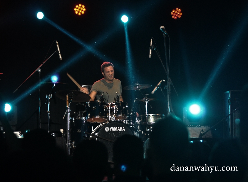 Francesco Mendolia drummer asal Italia memandu musik 