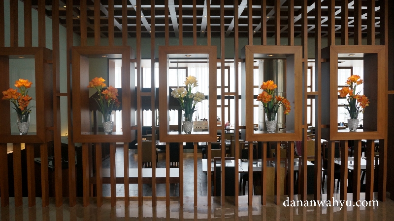 Pembatas antara lobi utama dan restauran hotel