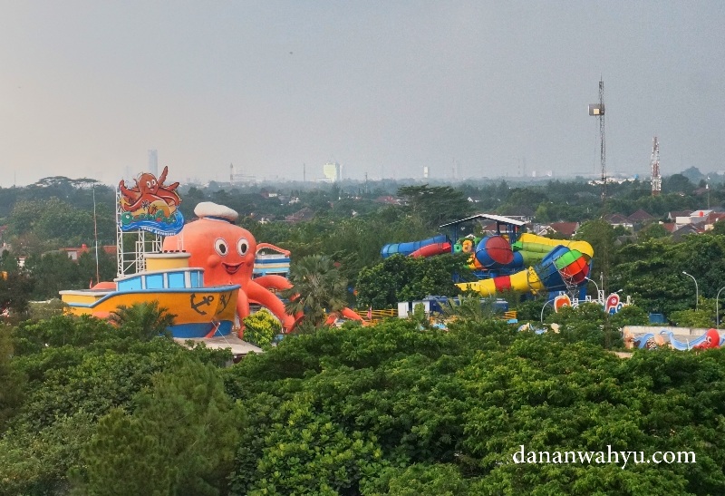 Ocean Park terlihat dari kamar hotel