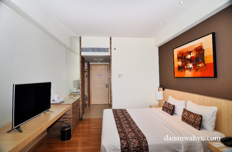 Kamar didominasi warna putih dan coklat kayu
