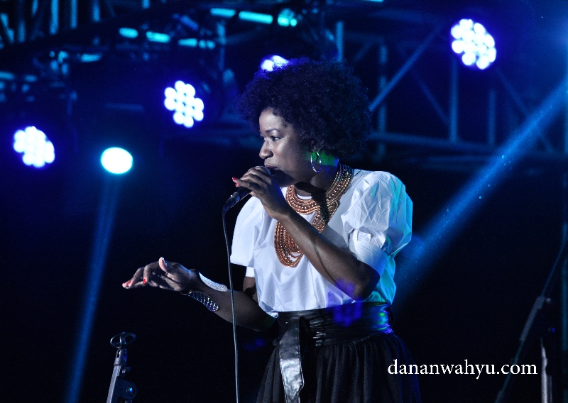 Vanessa Haynes membuka konser dengan sangat manis