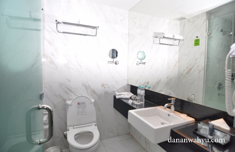 Kamar mandi dengan dinding dan lantai marmer