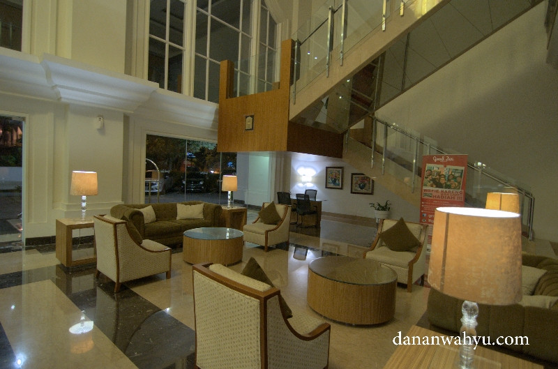 Lobi hotel dengan langit-langit tinggi menyatu dengan lantai dua