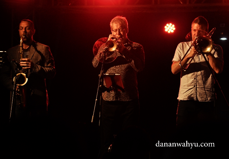 Trio Saxophone Sid Glaud, Pauls Tubbs Williams dan Alistair White Trombone.