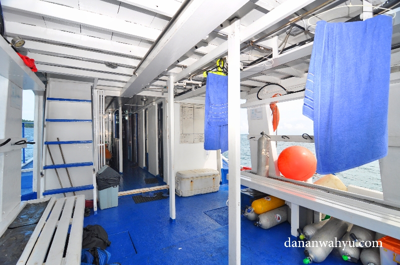 lantai satu kapal tempat peralatan diving