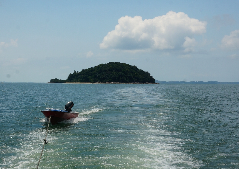 kapal darurat di belakang kapal utama