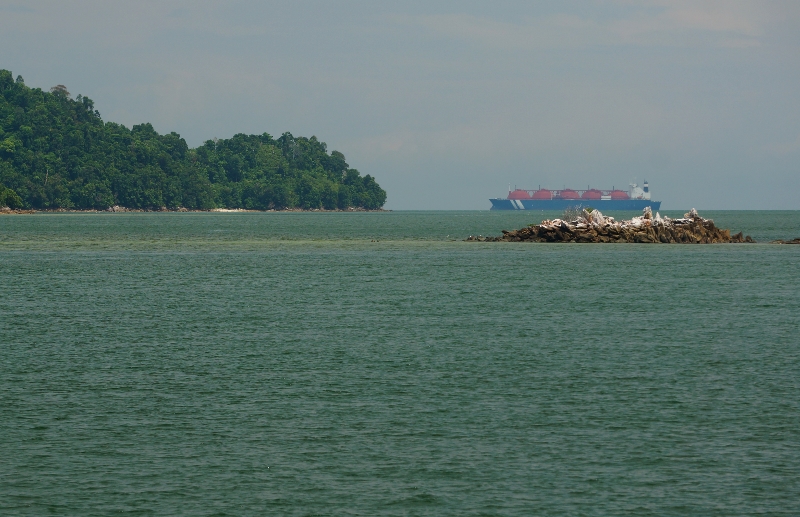 terlihat kapal besar di perairan pulau Petong