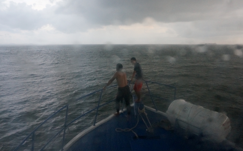 ujan badai di perairan pulau Petong