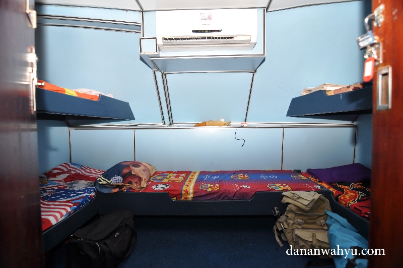 kamar tidur dengan lima tempat tidur