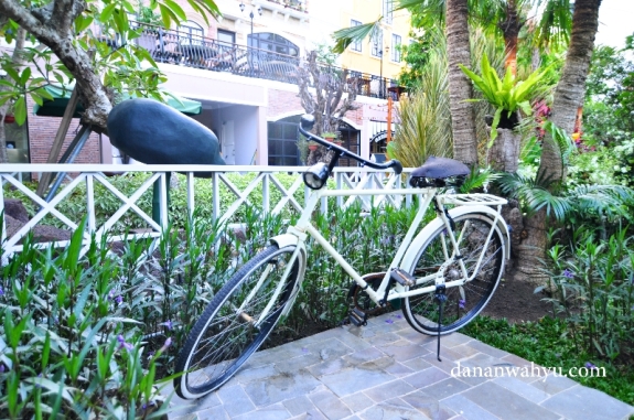 sepeda onthel menjadi salah satu ornamen outdoor taman 