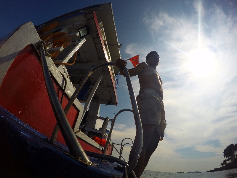 Ade kembali bersiap snorkeling di pulau Petong