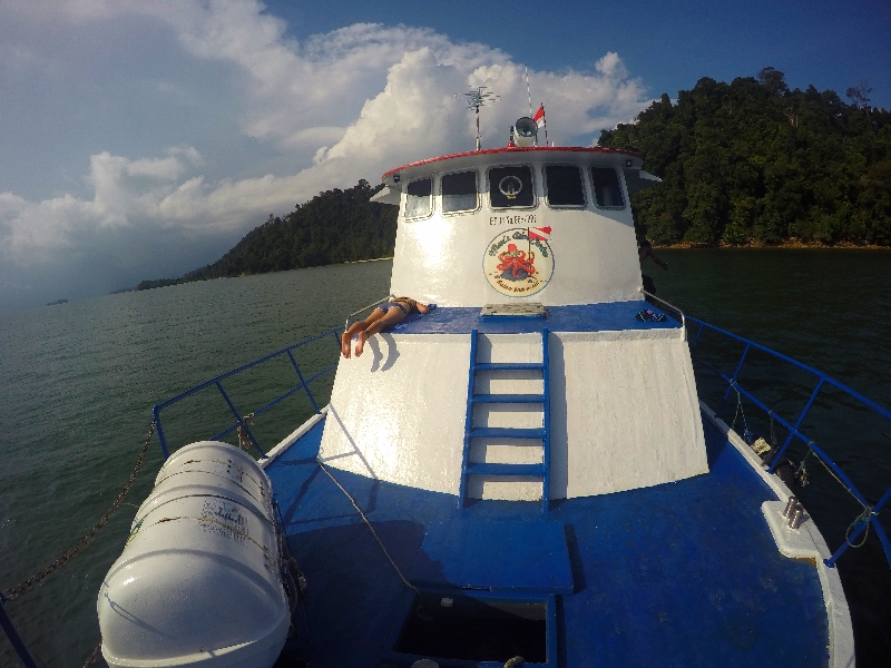 Jasmine berjemur di geladak depan kapal