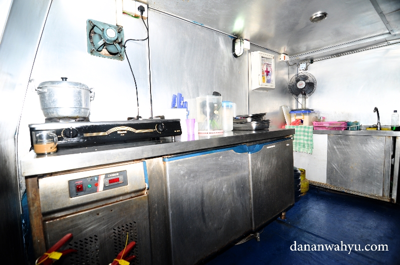 dapur bersih tempat memasak makanan lezat di kapal
