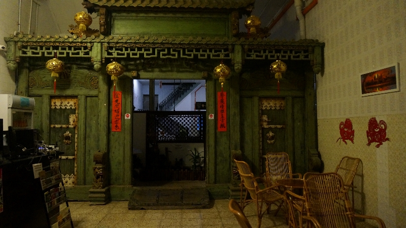 Gebyok China kuno di lobi Kimberley House 